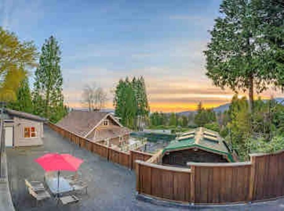 The Lions Self Contained Suite, Shared Pool, Hot Tub, Views North Vancouver Exterior foto